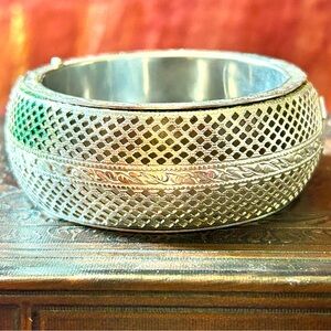 Vintage 1960s TRIFARI Silver Metal Bracelet Bangle